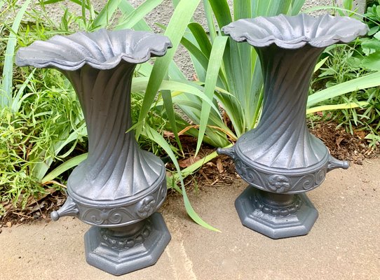 Vintage Cast Iron Garden Urns 1950s Set Of 2 Bei Pamono Kaufen - Pair Of Antique Cast Iron Garden Urns Vintage Cast Iron Garden Urns 1950s Set Of 2 Bei Pamono Kaufen - Pair Of Antique Cast Iron Garden Urns