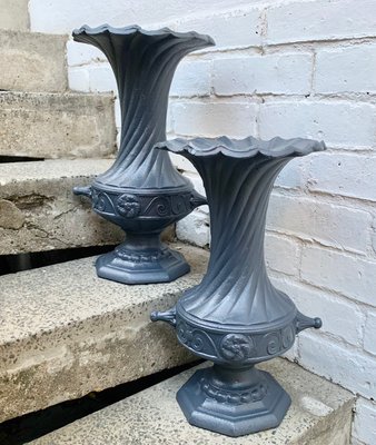Vintage Cast Iron Garden Urns 1950s Set Of 2 Bei Pamono Kaufen - Pair Of Antique Cast Iron Garden Urns Vintage Cast Iron Garden Urns 1950s Set Of 2 Bei Pamono Kaufen - Pair Of Antique Cast Iron Garden Urns