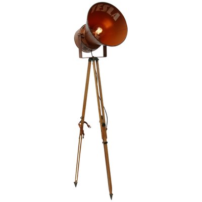 Tripod outlet spot lamp