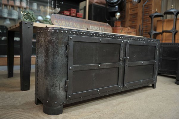 Buffet Industriel En Acier Rivete 1990s En Vente Sur Pamono