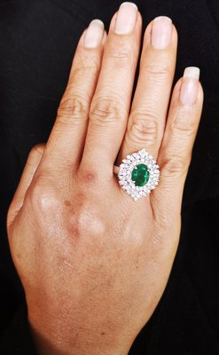 Goldener 18 Karat Smaragdgruner Diamant Ring Von 2 4 Karat Bei Pamono Kaufen