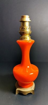 Lampada da petrolio antica in vetro opalino arancione e ottone dorato in  vendita su Pamono