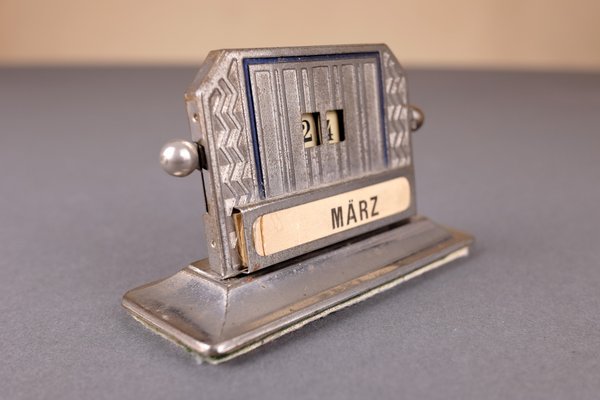 Vintage Art Deco Chrome-Plated Perpetual Calendar for sale at Pamono Vintage Art Deco Chrome-Plated Perpetual Calendar for sale at Pamono