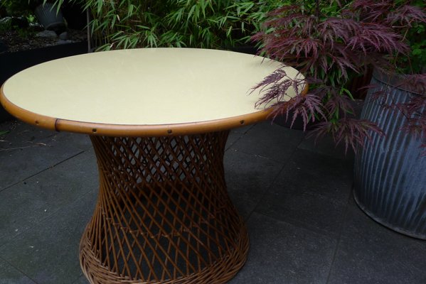 Mid-Century Runder Gartentisch aus Bambus und Korbweide mit Gelber  Tischplatte bei Pamono kaufen