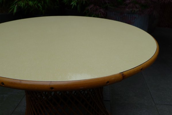 Mid-Century Runder Gartentisch aus Bambus und Korbweide mit Gelber  Tischplatte bei Pamono kaufen