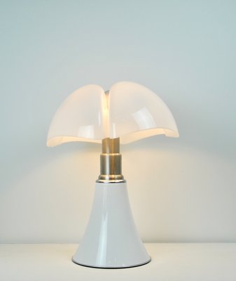Vintage White Model Pipistrello Table Lamp by Gae Aulenti EXPO II lampa med uttrycksfull design, retro och modern
