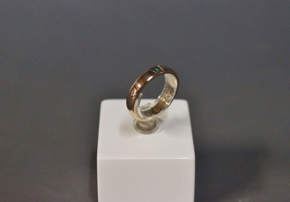Schlichter 18 Karat Ring in Rotgold mit feinem grünem Smaragdschliff bei  Pamono kaufen