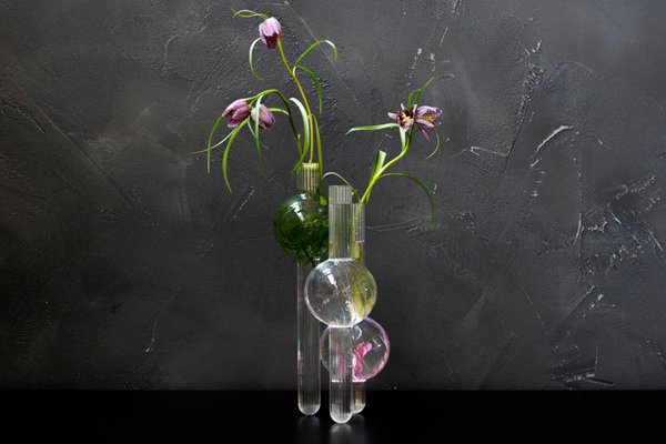 https://cdn20.pamono.com/p/g/6/9/69kh7f2glb_1673531487_1/dervish-vase-in-blown-borosilicate-glass-by-kanz-architetti-for-hands-on-design-9.jpg