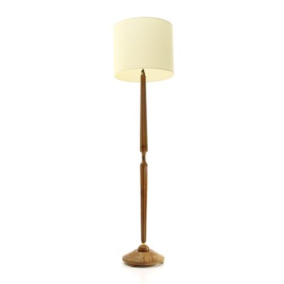 Lampada da terra in legno con paralume in pergamena di Giubar, Italia, anni '40 Lampada da terra in legno con paralume in pergamena di Giubar, Italia, anni '40