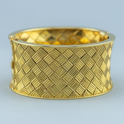 18 karat gold bangle