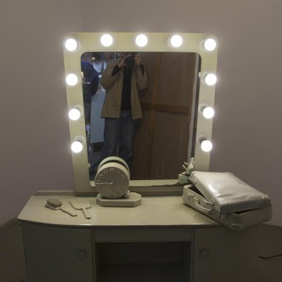 Dressing Table With Illuminated Mirror, Vanity Desk With Mirror And Lights Ikea