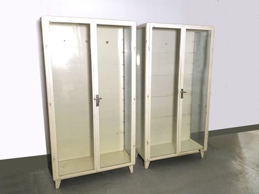 Armoires A Pharmacie Vintage En Metal Blanc Et Etageres En Verre Allemagne 1960s Set De 2 En Vente Sur Pamono