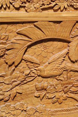 Baule vintage in legno intagliato a mano con uccelli pavoni e