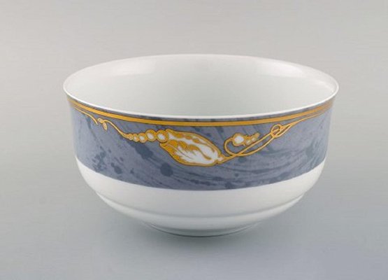 https://cdn20.pamono.com/p/g/7/3/738334_gu8hh1gvn8/royal-copenhagen-gray-magnolia-salad-bowls-in-porcelain-set-of-3-3.jpg