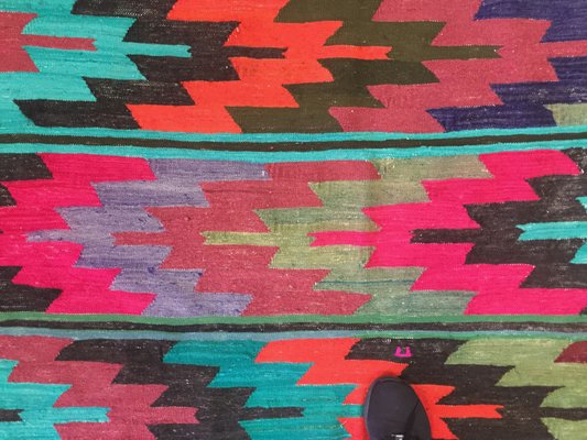 Turkischer Bunter Kilim Teppich In Blau Pink Grun Lila 1960er Bei Pamono Kaufen