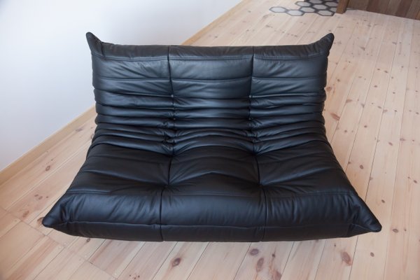 Vintage Black Leather Two Seater Togo Sofa By Michel Ducaroy For Ligne Roset At Pamono Two Seater Togo Sofa By Michel Ducaroy, Black Leather Sofa With Blue Cushions