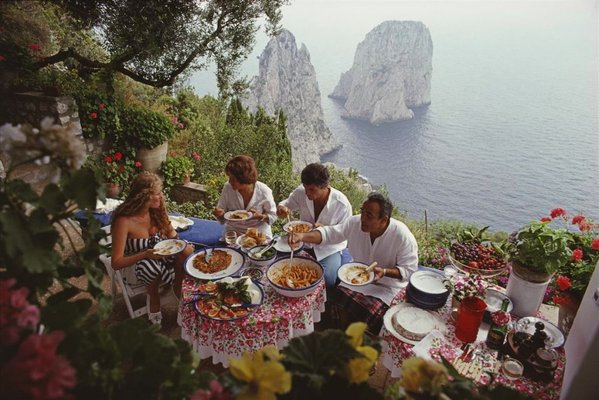 Dining Al Fresco On Capri C Print Framed in Black by Slim Aarons for sale at Pamono