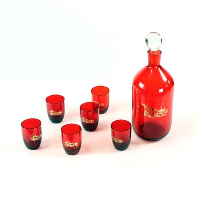 https://cdn20.pamono.com/p/g/7/5/750727_9lm096hvdn/mid-century-alcohol-bottle-shot-set-in-red-glass-czechoslovakia-1960s-set-of-7-8.jpg