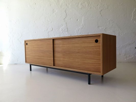 Niedriges minimalistisches Sideboard aus Eiche mit Niedriges Sideboard aus Metall bei