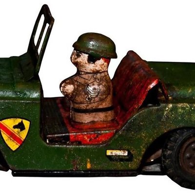 https://cdn20.pamono.com/p/g/7/5/752671_0x09rwdche/jouet-jeep-militaire-vintage-3.jpg