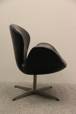 vintage swan chair by arne jacobsen for fritz hansen for sale at pamono
