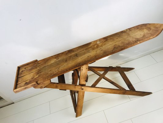 Asse da stiro pieghevole antica in legno massiccio, inizio XX secolo in  vendita su Pamono