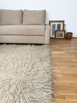 White Light Grey Wool Fluffy Rug, What Colour Rug With Light Grey Sofa