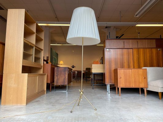 Tri leg floor sale lamp