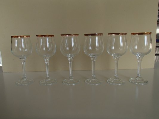 https://cdn20.pamono.com/p/g/8/3/832784_sagqmrer8u/crystal-wine-glasses-with-gold-rim-1960s-set-of-6-12.jpg