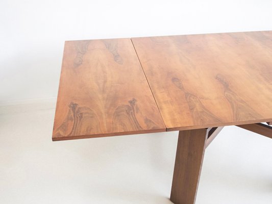 Extendable outlet walnut table