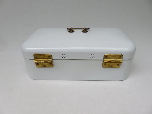 https://cdn20.pamono.com/p/g/8/3/838505_hpz6mgue8z/antique-enamelled-white-lunch-box-from-bing-werke-4.jpg