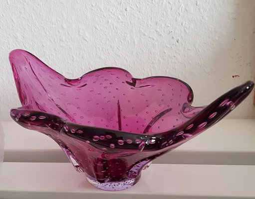 https://cdn20.pamono.com/p/g/8/4/840509_4zwjxpl88w/murano-glass-bowl-1950s-1.jpg