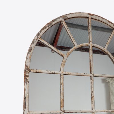 Weißer Gewölbter Spiegel mit Fabrikfensterrahmen bei Pamono kaufen