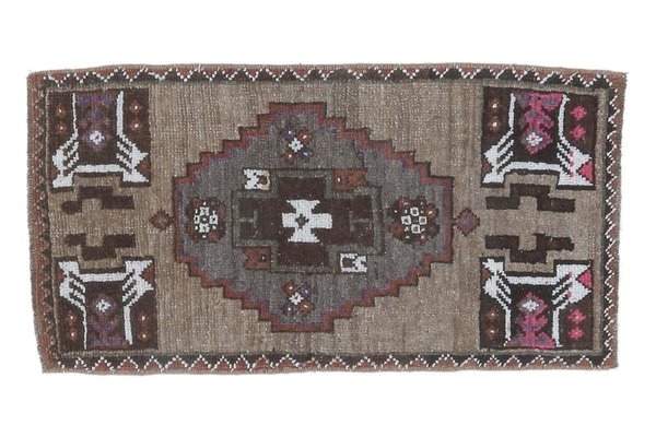 https://cdn20.pamono.com/p/g/8/5/854488_53rdozvt4y/2x3-vintage-turkish-oushak-doormat-or-small-carpet-1.jpg