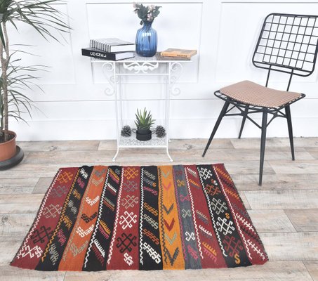 https://cdn20.pamono.com/p/g/8/5/854607_be9hn0wzpx/3x4-vintage-turkish-oushak-doormat-or-small-carpet-2.jpg