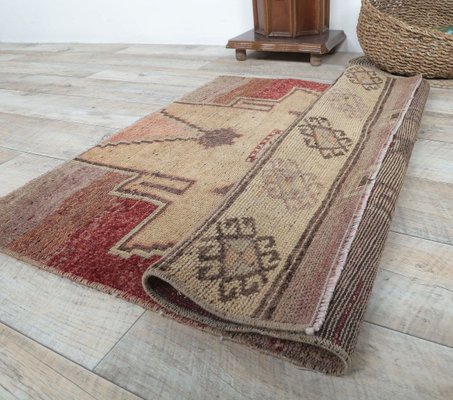 https://cdn20.pamono.com/p/g/8/5/854976_q7jjra1gpl/3x3-vintage-turkish-oushak-doormat-or-small-carpet-7.jpg
