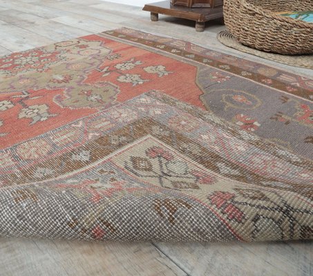 https://cdn20.pamono.com/p/g/8/5/854978_cpe91loyf5/3x4-vintage-turkish-oushak-doormat-or-small-carpet-5.jpg