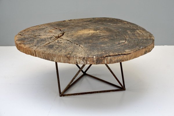 Mesa De Centro De Tronco De Arbol Con Base Geometrica Anos 30 En Venta En Pamono