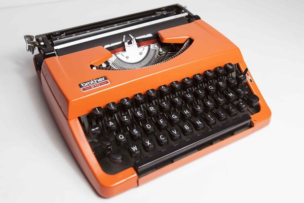 Macchina da scrivere arancione 210 di Brother, anni '80 in vendita