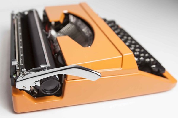 Máquina de Escribir Silver Reed Naranja – La Vieja