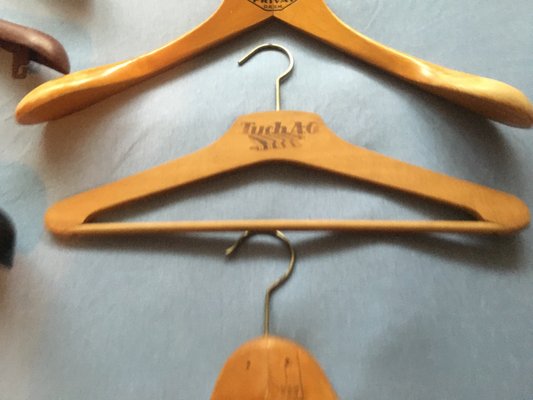 Wooden Hangers | Wooden Hanger in two colours polish in Mumbai at best  price by Shakti Enterprise (Ronak Hangers) - Justdial