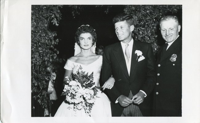 https://cdn20.pamono.com/p/g/8/6/861045_9n359jnbrg/wedding-john-f-kennedy-jacqueline-kennedy-official-press-1953-1.jpg