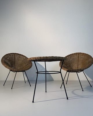 garden table and chairs