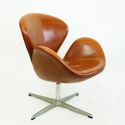 motto Wrijven verteren Brown Leather Swan Chair by Arne Jacobsen for Fritz Hansen for sale at  Pamono