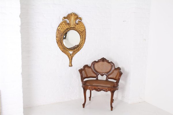 Espejo convexo de madera dorada tallada con dos alas de águila en venta en  Pamono
