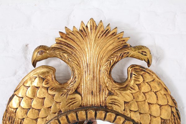 Espejo convexo de madera dorada tallada con dos alas de águila en venta en  Pamono