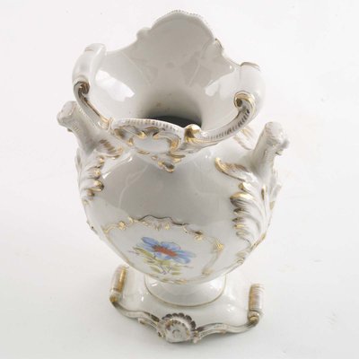 Ánfora dorada con diseños florales y relieves multicolores de