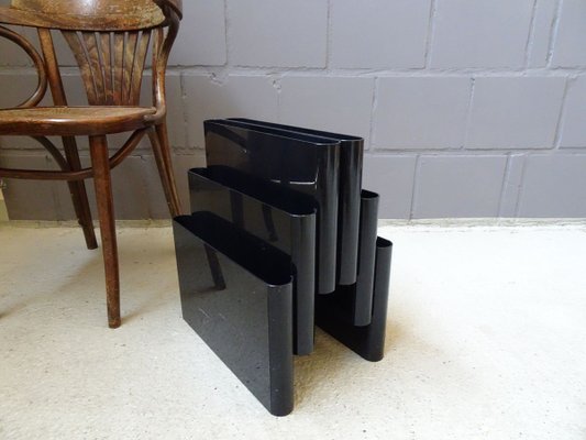 Grosser Schwarzer Kartell Zeitschriftenstander Von Giotto Stoppino Bei Pamono Kaufen