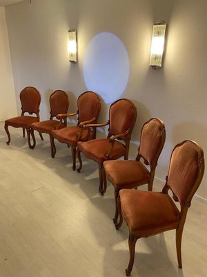 Juego de comedor con mesa redonda de madera y seis sillas. Juego 7 en venta en