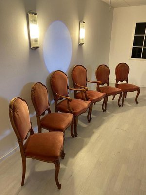 Juego de comedor con mesa redonda de madera y seis sillas. Juego 7 en venta en